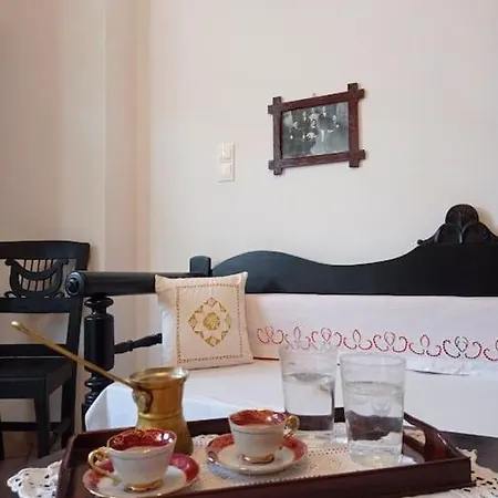 בית נופש Moscha's Pink House In Chalki