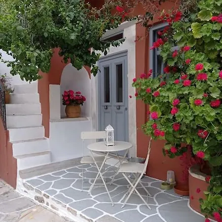 בית נופש Moscha's Pink House In Chalki