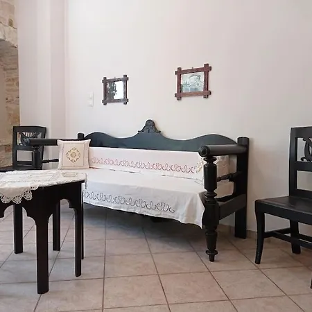 בית נופש Moscha's Pink House In Chalki