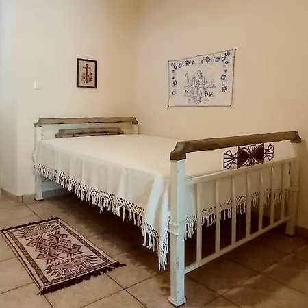 Moscha's Pink House In Chalki בית נופש